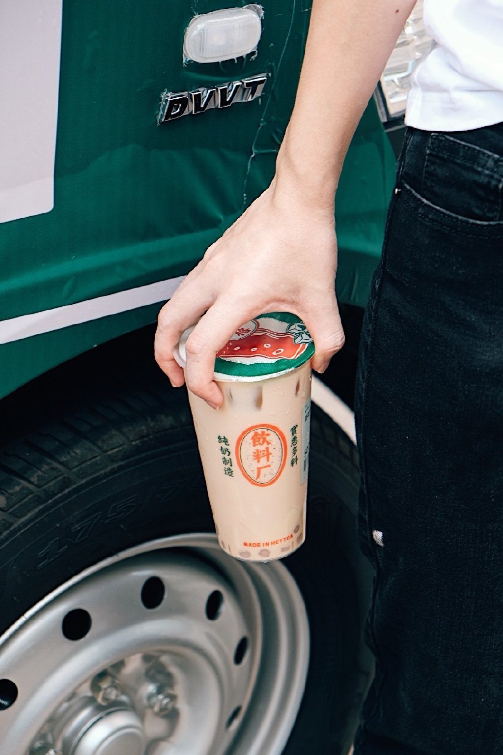 喜小茶飲料廠來了，開著五菱汽車限時(shí)“土酷”出攤