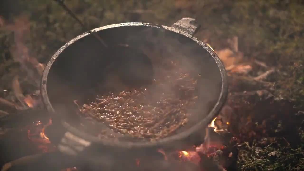 戶外野餐紀(jì)錄片《春雨中的蝦仔炒蛋》